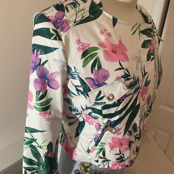 White cropped leather jacket - Picture 6 of 9